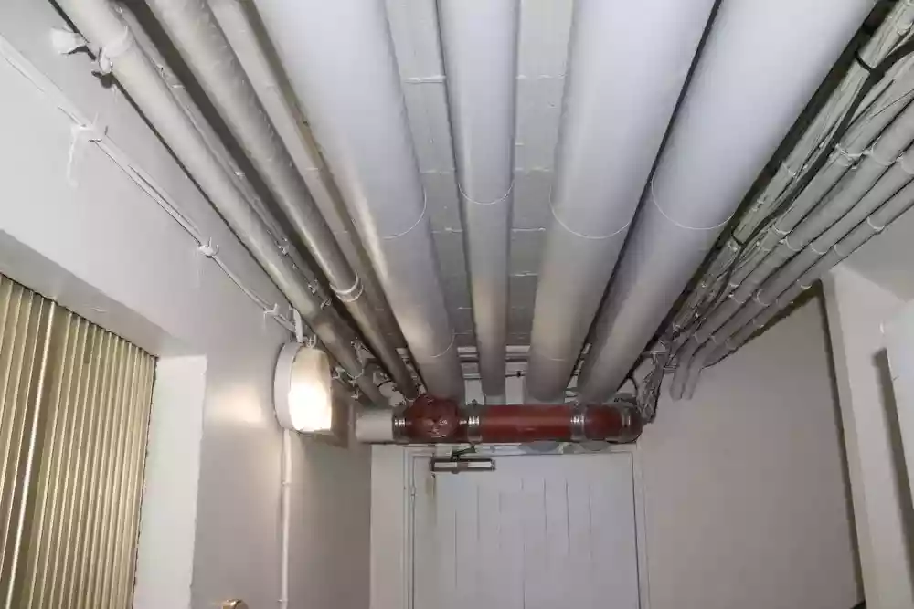 Détail protection PVC sur tuyauterie — Asnières-sur-Seine