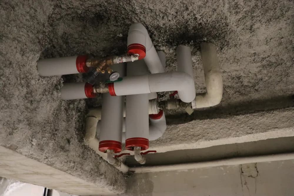 Finition isolation tuyauterie avec bagues rouges — Bussy-Saint-Georges