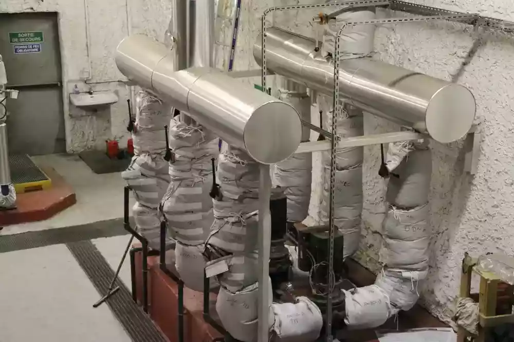 Détail matelas isolants sur circulateurs — Croix de Chavaux