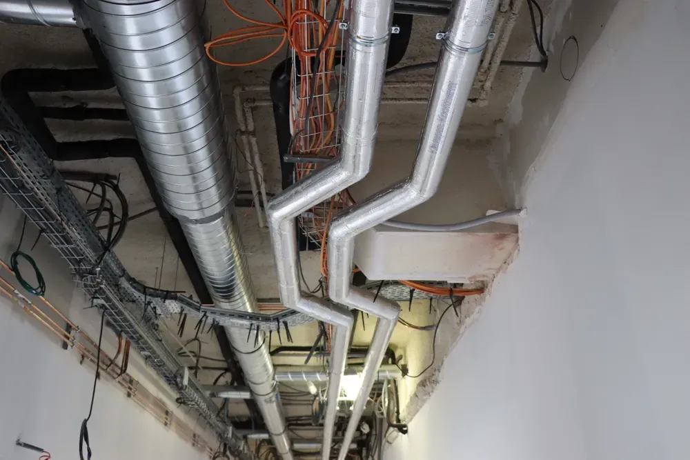 Canalisations calorifugées Kooltherm dans le couloir technique — Hôpital Necker