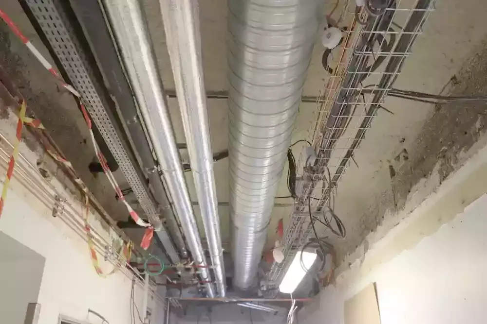 Installation de gaines et tuyaux isolés — Hôpital Necker