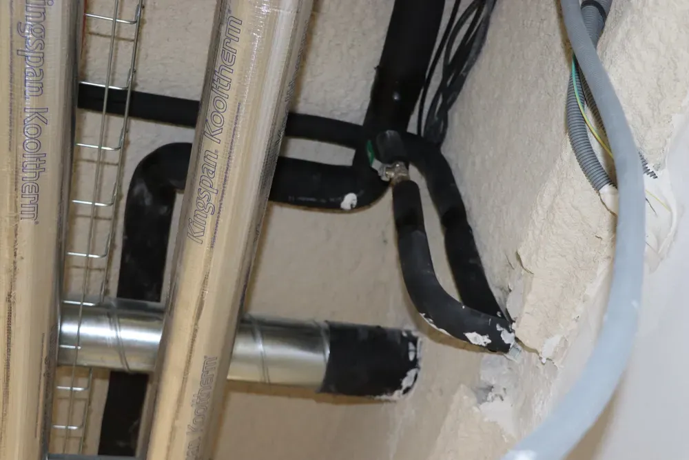 Détail isolation Kooltherm sur canalisations — Hôpital Necker