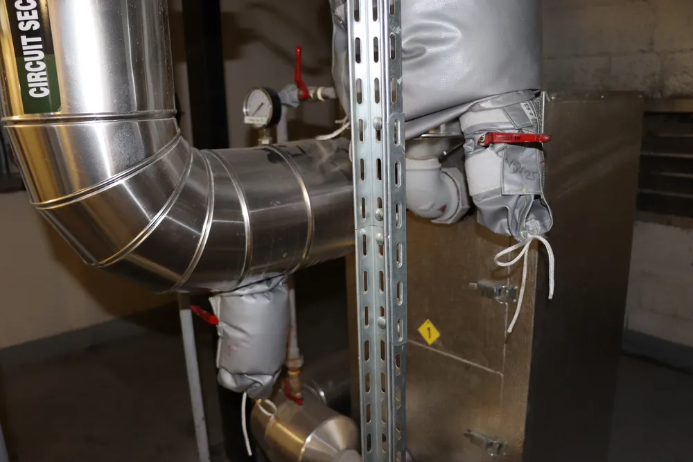 Détail tuyauterie isolée — Hôtel Molitor
