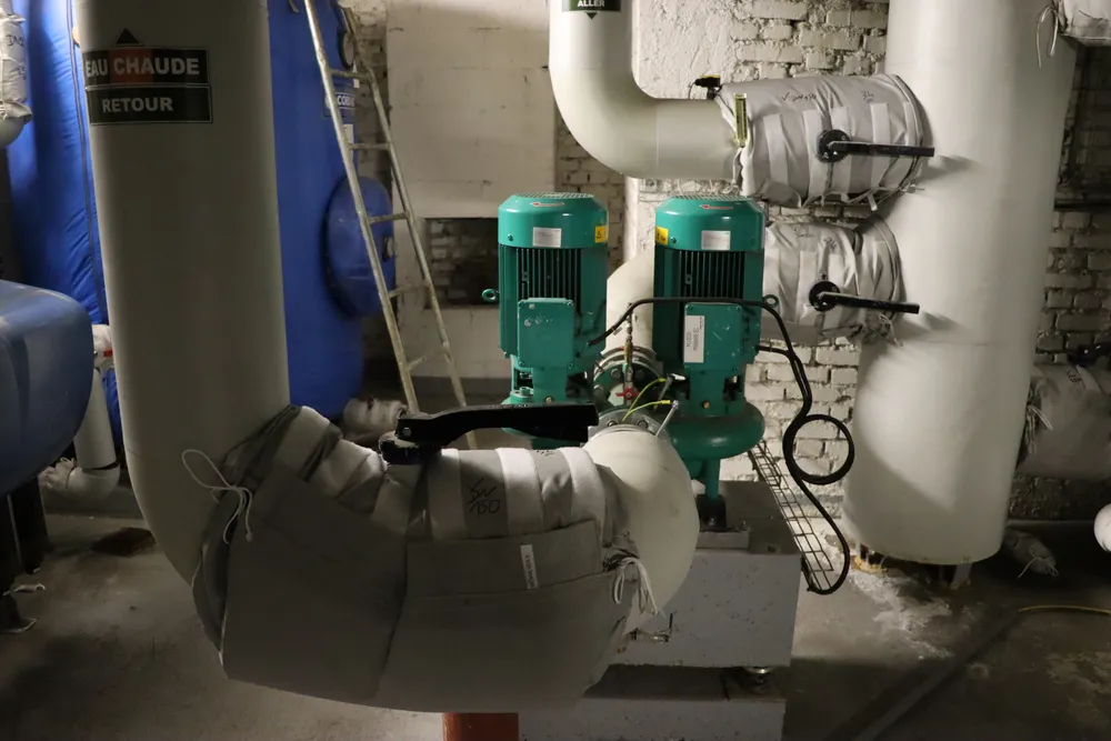 Vue d'ensemble des pompes et tuyauteries isolées — Hôtel Molitor