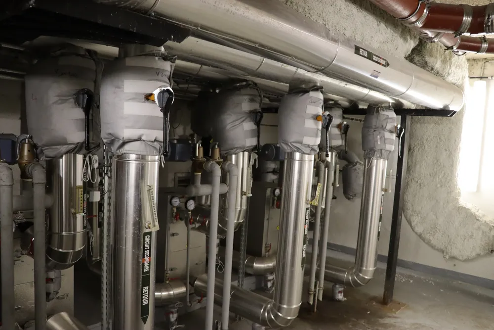 Calorifugeage et matelas isolants en salle technique — Hôtel Molitor