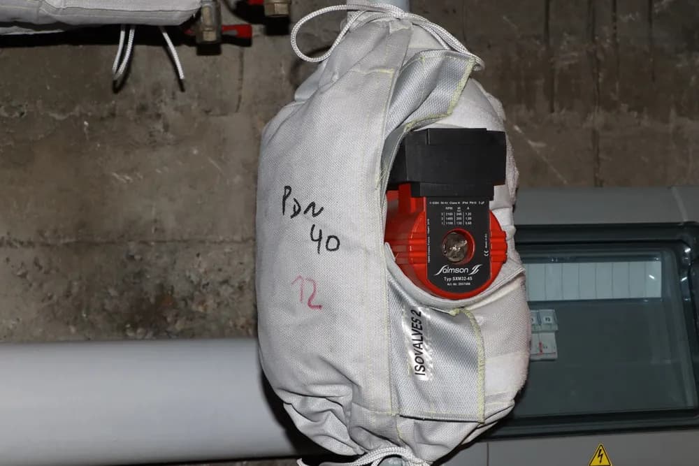 Pose de matelas isolants sur pompe — Résidence Drancy