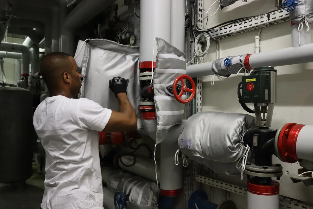 Ouvrier posant un matelas isolant — Puteaux