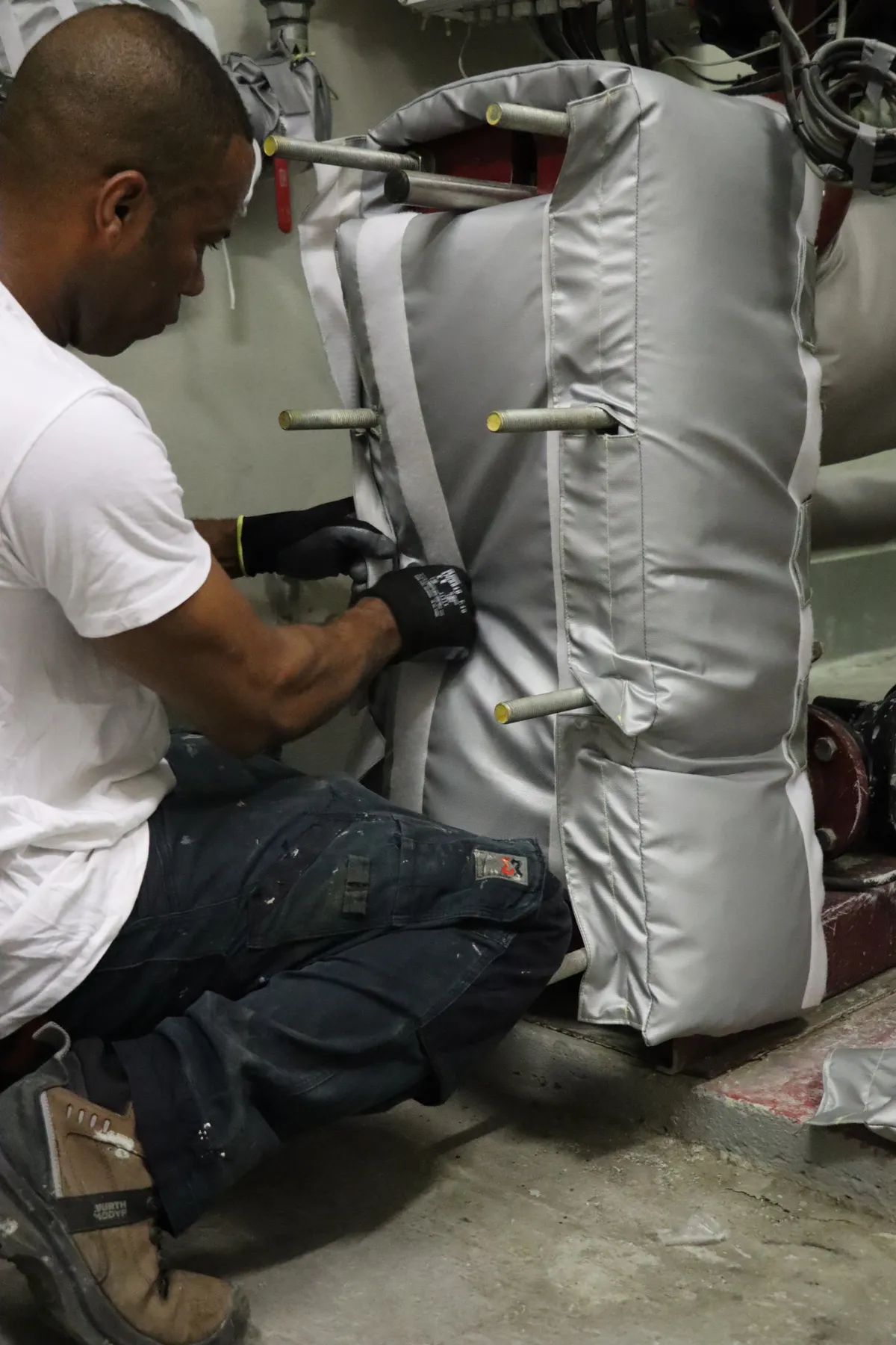 Pose de matelas isolants sur tuyauterie — Puteaux