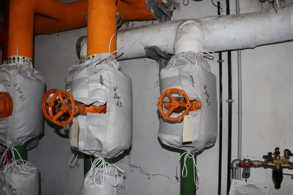 Installation de matelas isolants sur vannes — Résidence Bellevue