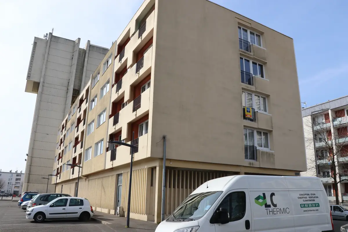 Réseau de tuyauterie isolé avec finition PVC — Montereau-Fault-Yonne