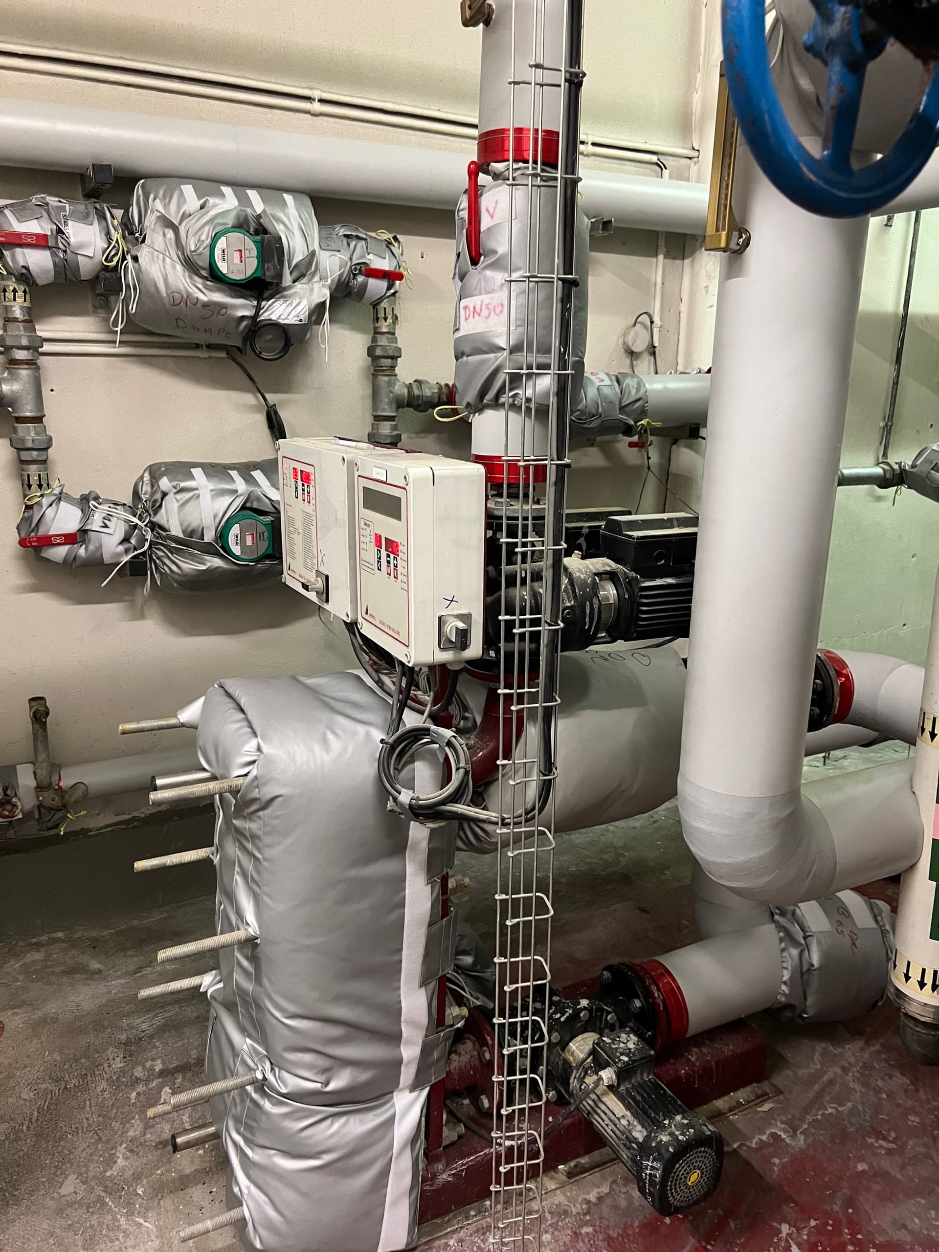 float-left Installation de matelas isolants sur-mesure sur vannes et pompes — LMD Calorifuge